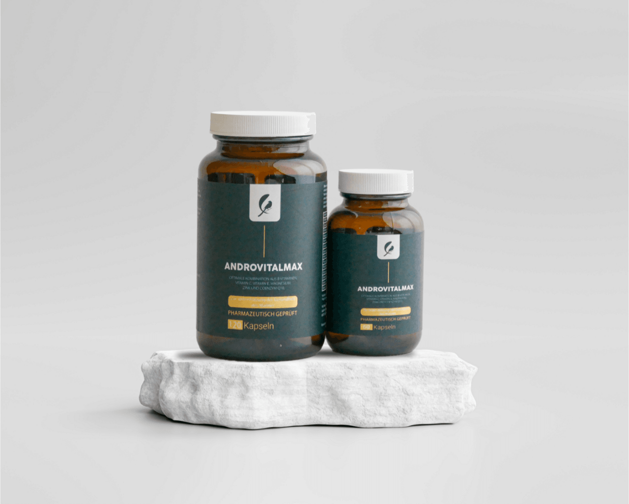 AndrovitalMax - Premium Männervitamine von YAS Medica. Diese Nahrungsergänzungsmittel kombinieren bioaktive Vitamine und organische Mineralien wie Zink, Biotin, Vitamin C, Magnesiumcitrat und Folsäure zur Unterstützung eines normalen Testosteronspiegels, gesunder Haare und mehr Energie. Entwickelt, um das allgemeine Wohlbefinden von Männern zu fördern.